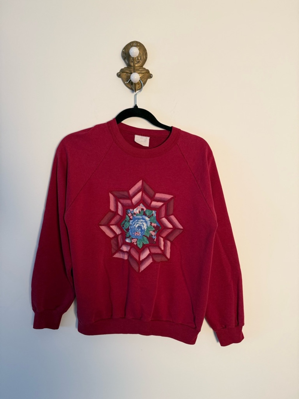 Vintage women’s crewneck sweater with flower and cut out detail